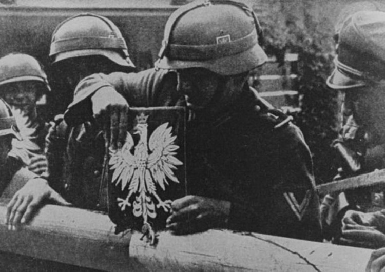 Wrzesień 1939, Gdynia-Kolibki. Niemieccy żołnierze niszczą polski szlaban graniczny i godło Polski 86 lat temu Niemcy zaatakowały Rzeczpospolitą. Wybuchła II wojna światowa