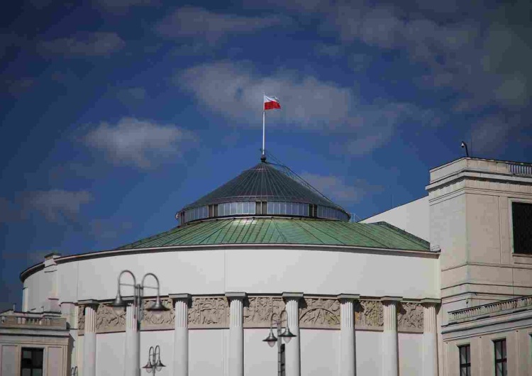 Sejm Jest nowy sondaż. Z Sejmu wypada dwóch rządowych koalicjantów
