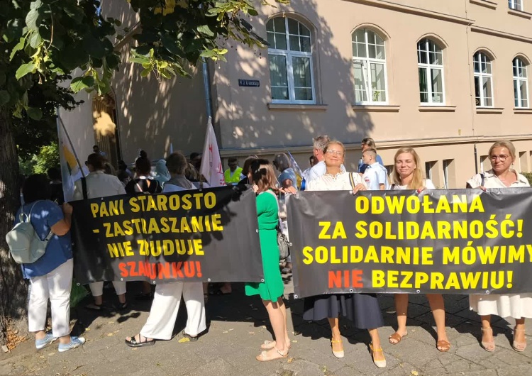 Protest Solidarności w Żaganiu Dyrektor SOSW w Żaganiu odwołano po tym, jak wypłaciła nauczycielom zaległe świadczenia. Solidarność protestuje