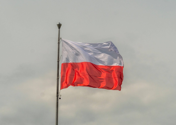 Polska flaga, zdjęcie poglądowe Heritage Foundation: Polska ma potencjał, by być kluczową siłą w regionie