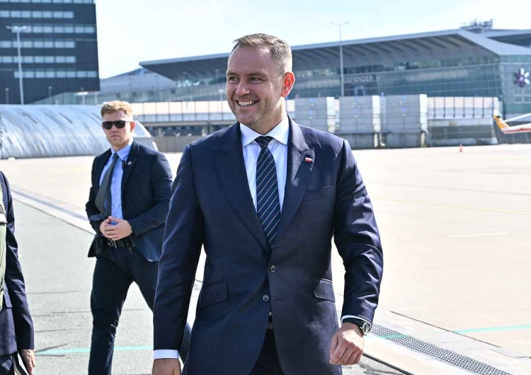 Prezydent RP Karol Nawrocki na warszawskim lotnisku Nawrocki–Trump. Ujawniono agendę spotkania