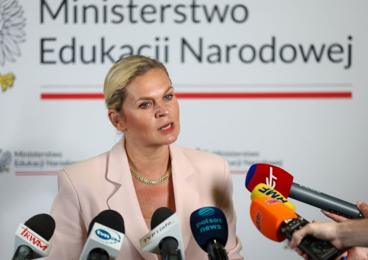Barbara Nowacka Uczennice zaśpiewały wulgarny hit na rozpoczęciu roku. Min. Nowacka reaguje na skandal
