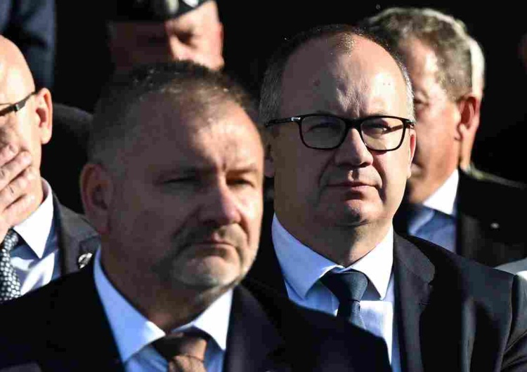 Na pierwszym planie minister sprawiedliwości Waldemar Żurek. W tle jego poprzednik Adam Bodnar  Powołany przez Bodnara neorzecznik dyscyplinarny sędziów złożył rezygnację. 