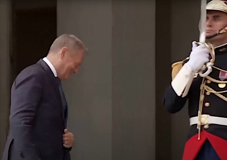 Tusk wchodzi do Pałacu Elizaejskiego Znamienne nagranie. Na spotkaniu