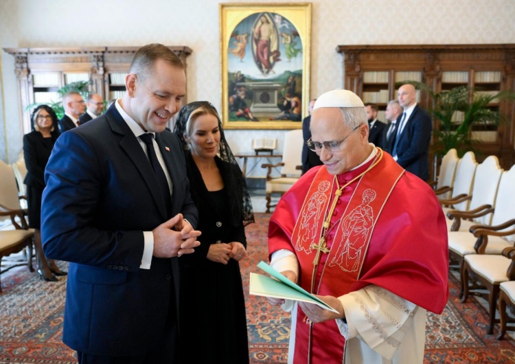 Od lewej: Karol Nawrocki, Marta Nawrocka, Leon XIV Karol Nawrocki na audiencji u papieża