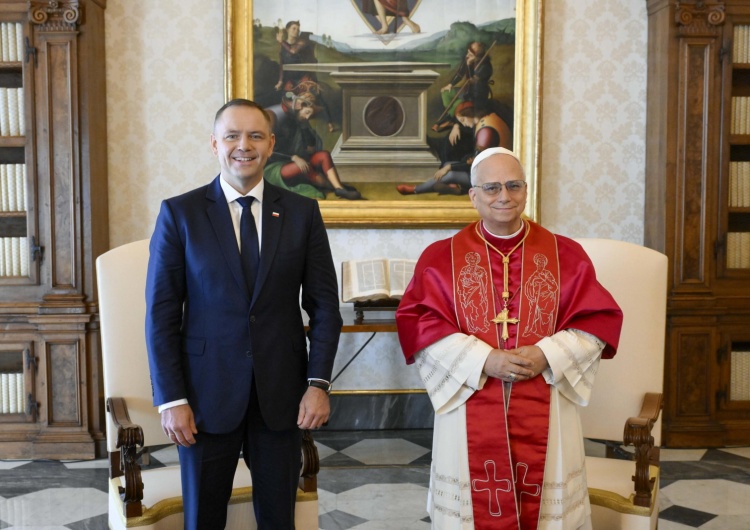 Od lewej: Karol Nawrocki, Leon XIV Watykan o wizycie Prezydenta RP: serdeczne rozmowy o wartościach, na których opiera się polskie społeczeństwo