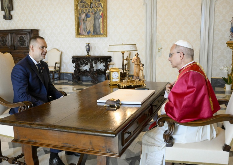 Od lewej: Karol Nawrocki, Leon XIV Karol Nawrocki po audiencji: zaprosiłem Papieża do Polski, on zna i rozumie Polaków