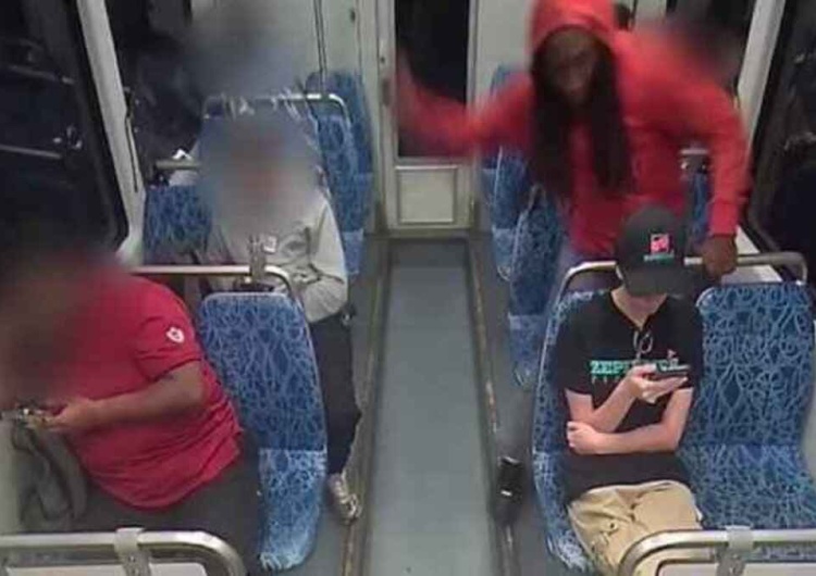 Moment ataku w tramwaju w Charlotte Wstrząsające morderstwo Ukrainki w Charlotte. Ujawniono nagranie z monitoringu.