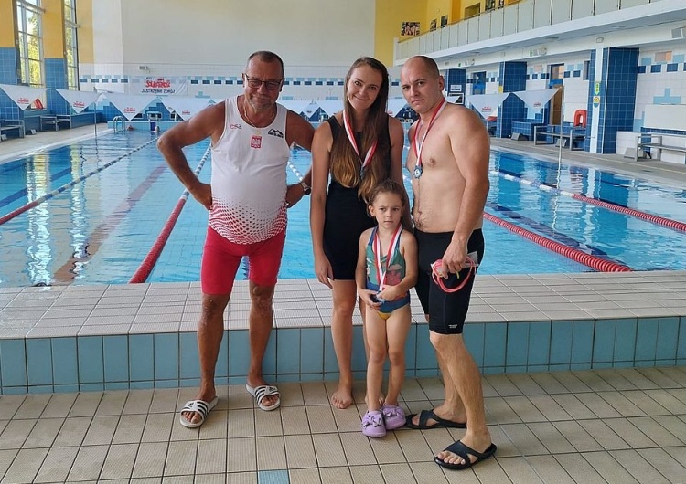 Sylwia i Artur Oślizło z córeczką Dorotą, najmłodszą uczestniczką sztafety oraz Stanisław Haśkiewicz Przepłynęli 45 km na 45-lecie Solidarności