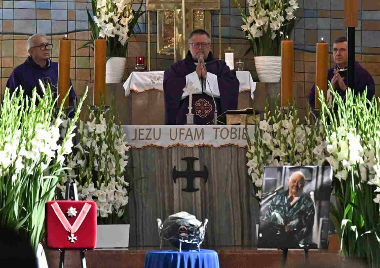 Msza podczas pogrzebu Stanisława Soyki Pogrzeb Stanisława Soyki. Odznaczenie i słowa prezydenta Nawrockiego