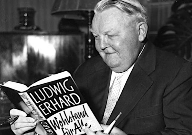 Uznawany za autora niemieckiego cudu gospodarczego kanclerz RN Ludwig Erhard Niemcy kochają mit o Wirtschaftswunder. Tyle, że to tylko mit