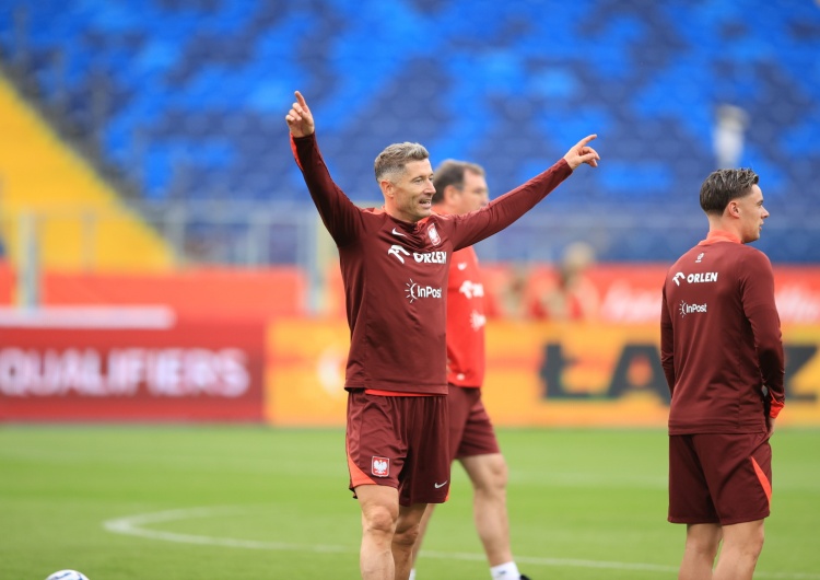 Kapitan piłkarskiej reprezentacji Polski Robert Lewandowski podczas trenigu kadry na Stadionie Śląskim w Chorzowie Lewandowski bohaterem meczu z Finlandią. Kamera uchwyciła zabawny moment