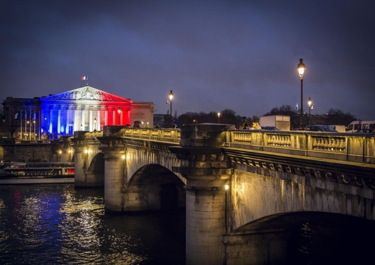 Paryż Przedterminowe wybory we Francji wygrałaby prawica