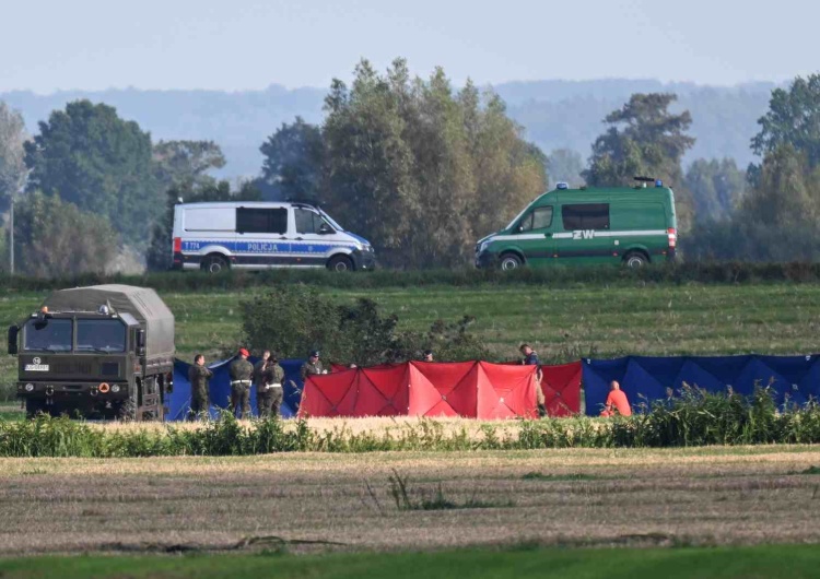 Służby w miejscu upadku rosyjskiego drona w miejscowości Oleśno Prokuratura: Znalezione drony bez materiałów wybuchowych