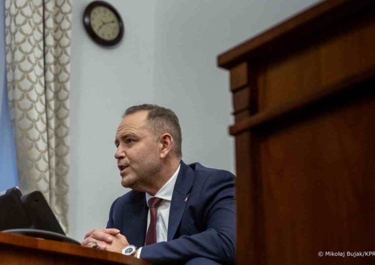 Karol Nawrocki podczas telefonicznej rozmowy z Donaldem Trumpem Drony nad Polską. Prezydent Nawrocki: Rozmawiałem z prezydentem Trumpem