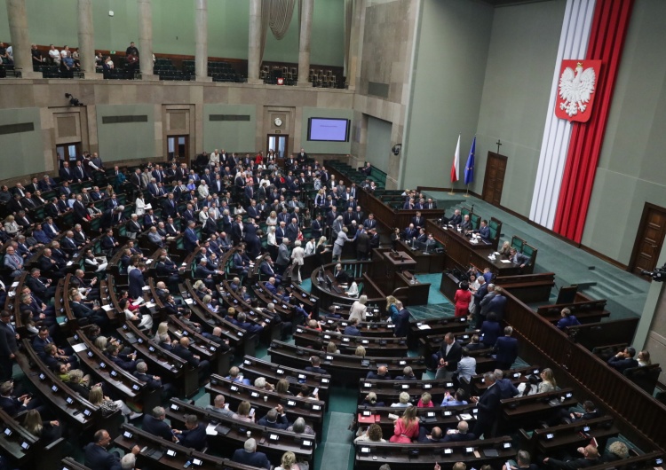 Posiedzenie Sejmu Tylko cztery partie w Sejmie, spory wzrost Konfederacji. Zobacz najnowszy sondaż
