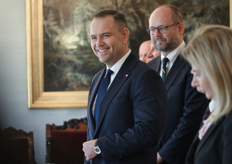 Karol Nawrocki Karol Nawrocki liderem rankingu zaufania