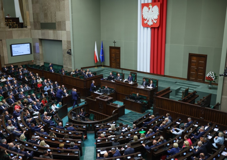 Posiedzenie Sejmu PiS wyprzedza Koalicję Obywatelską. Zobacz najnowszy sondaż