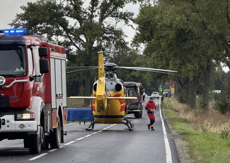 Śmigłowiec LPR na miejscu wypadku Groźny wypadek na Dolnym Śląsku. Pracę śmigłowca LPR zakłócał dron