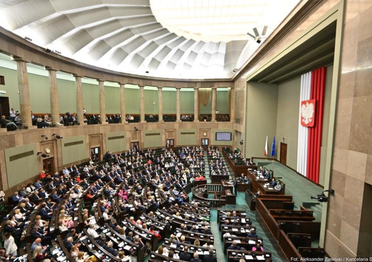 Sala sejmowa Katastrofalne wieści dla Tuska: koalicjanci poza Sejmem. Sondaż