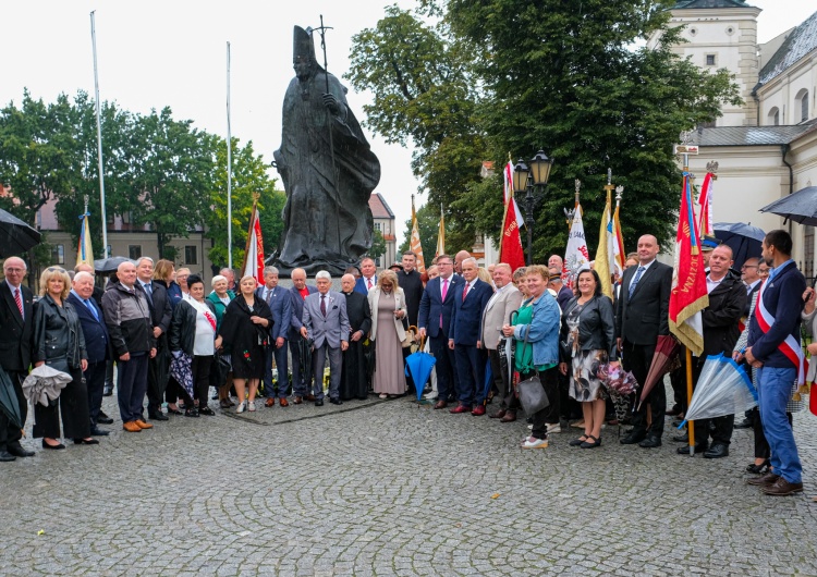 Uroczystości przed pomnikiem Jana Pawła II w Łowiczu W Łowiczu świętowano 45. rocznicę powstania NSZZ