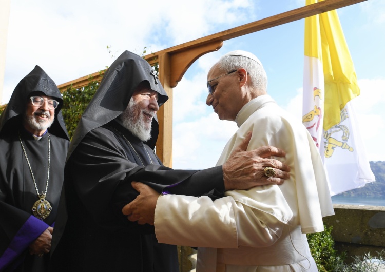 Od lewej: Karekin II, Leon XIV Zwierzchnik Kościoła Ormiańskiego odwiedził Leona XIV i zaprosił go do Armenii