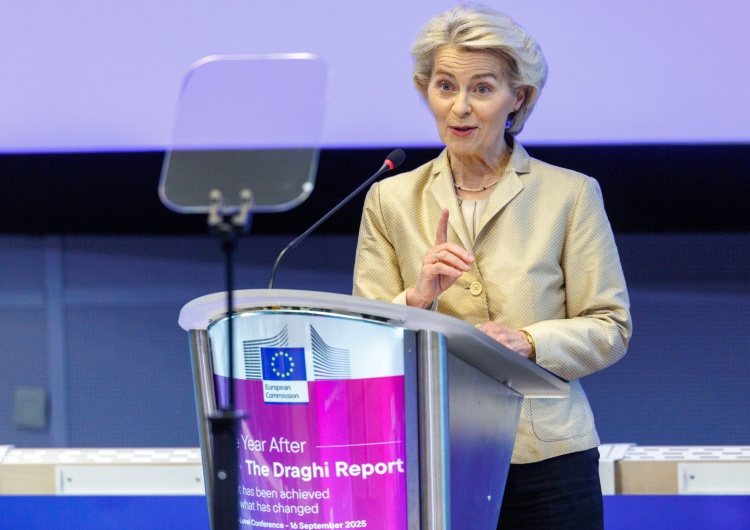 Przewodnicząca Komisji Europejskiej Ursula von der Leyen Potężny spadek zaufania Polaków do Unii Europejskiej [SONDAŻ]