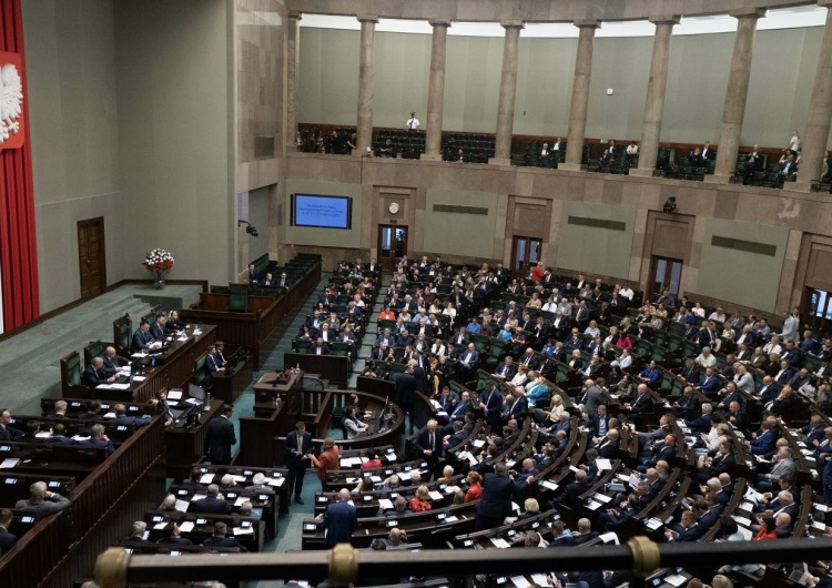 Obrady Sejmu RP Wzrost KO, wzrost PiS, 4 partie w Sejmie. Zobacz najnowszy sondaż