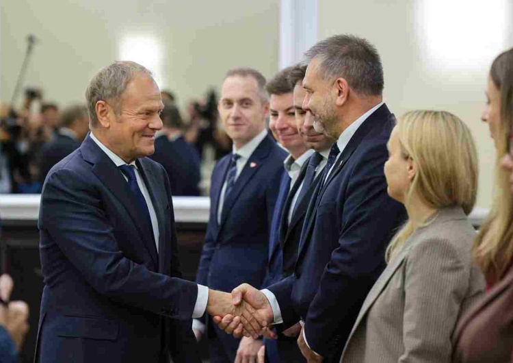 Donald Tusk ściska dłoń Waldemarowi Żurkowi  Zawiadomienie prokuratury ws. działań Żurka. 