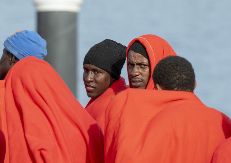 Migranci / zdjęcie poglądowe Rekordowa doba na kanale La Manche. Nielegalna migracja osiąga najwyższy poziom