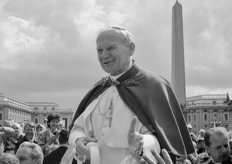 Jan Paweł II na placu św. Piotra, 1987 Ojciec Pio we wspomnieniach Jana Pawła II 