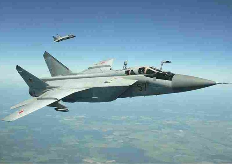 Rosyjski myśliwiec MiG-31 Nowy sondaż. Czy Polska powinna zestrzeliwać rosyjskie samoloty, które naruszyłyby naszą przestrzeń?
