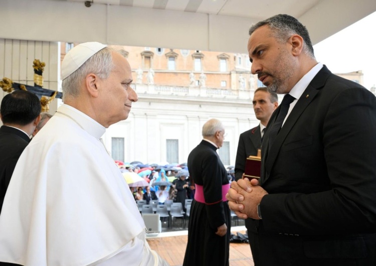 Od lewej: Leon XIV, Maher Nicola Canawati Papież przyjął burmistrza Betlejem: Odnotowaliśmy całkowite załamanie, spadek do zera