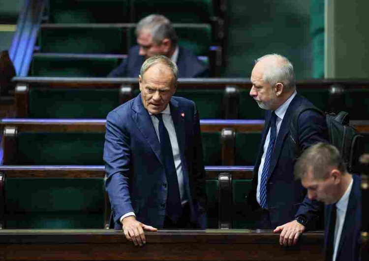 Premier Donald Tusk (L) i poseł KO Grzegorz Napieralski (2P) w Sejmie  Nowy Sondaż. Jak Polacy oceniają Tuska i jego rząd?