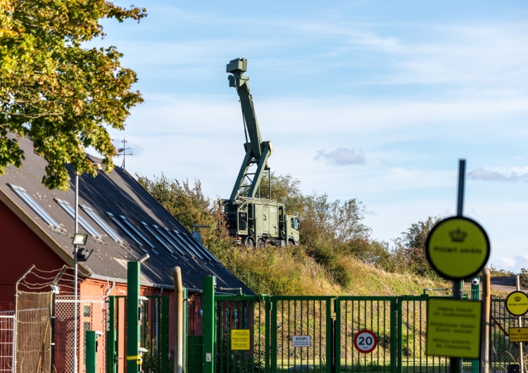 Mobilna instalacja radarowa znajdująca się na terenie duńskiego wojska na wyspie Amager Drony nad bazami wojskowymi w Danii. To nie pierwszy taki incydent