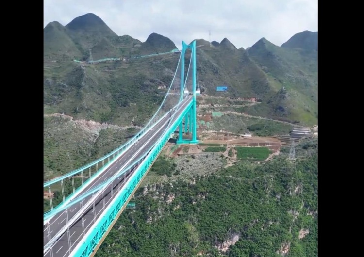 Huajiang Grand Canyon Bridge Chiny otworzyły najwyższy drogowy most na świecie