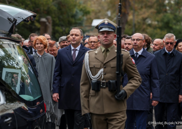 Karol Nawrocki na ceremonii pogrzebowej śp. Sergiusza Piaseckiego Sergiusz Piasecki spoczął na Powązkach. Prezydent: Walczył piórem i karabinem o wolną Polskę