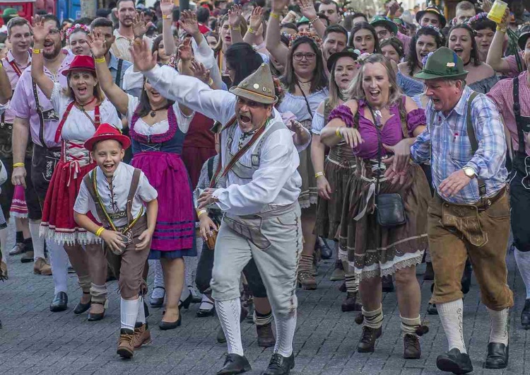 Zabawa podczas Oktoberfest (zdj. ilustracyjne) Oktoberfest 2025: Coraz więcej kobiet szuka pomocy podczas święta piwa w Monachium