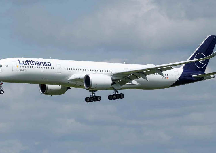 Airbus A350 Lufthansy nad lotniskiem w Monachium Wrze w Lufthansie. Piloci chcą strajkować