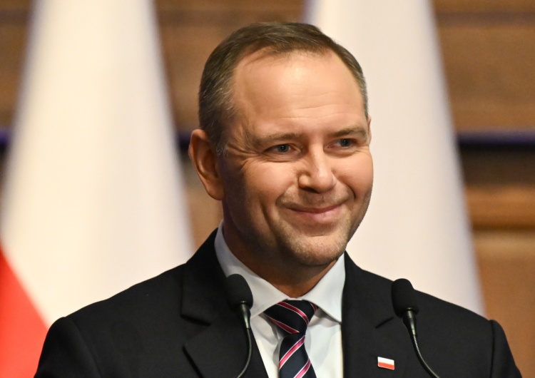 Karol Nawrocki Nawrocki wyprzedza Tuska. Najnowszy sondaż nie pozostawia złudzeń