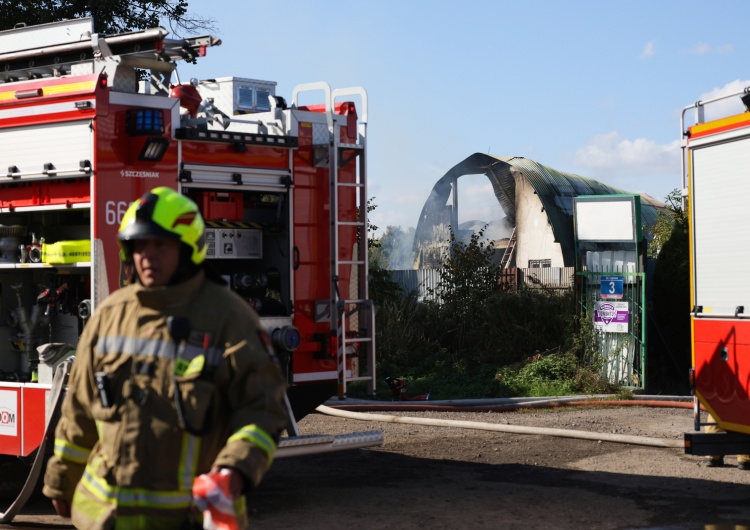 Pożar hali firmy zajmującej się między innymi recyklingiem części samochodowych Pożar hali pod Warszawą. Na miejscu kilkanaście zastępów straży