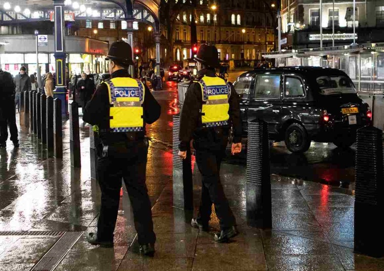 Policja brytyjska Manchester: Nożownik i auto jadące w tłum. Policjanci otworzyli ogień 