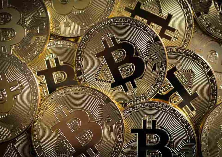 Rekordowe notowania  bitcoina Bitcoin bije rekord: ponad 125 tysięcy dolarów za jednostkę. Skąd taki kurs?