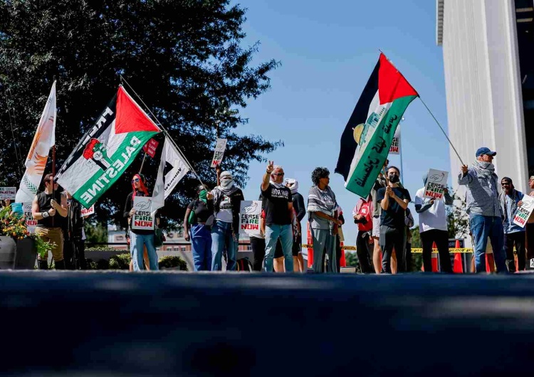 Propalestyńska demonstracja przed konsulatem Izraela w Atlancie, w USA. Greta Thunberg skarży się na fatalne traktowanie w izraelskim więzieniu