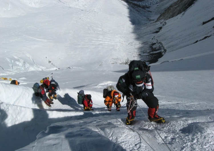 Mount Everest Tysiąc osób uwięzionych na Mount Evereście. Trwa akcja ratunkowa