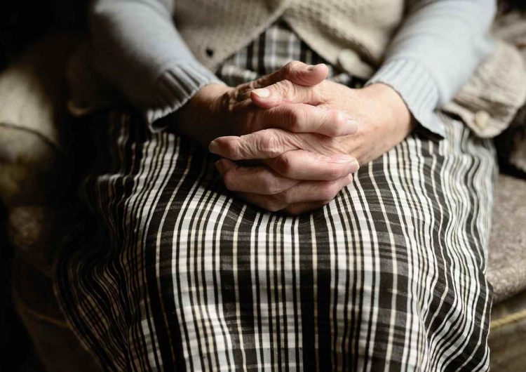 Rząd Donalda Tuska znacząco ogranicza dostęp do bonu senioralnego Rząd Tuska postanowił zaoszczędzić  na seniorach