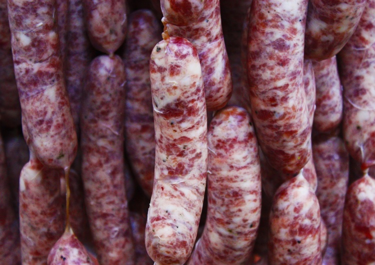 Kiełbasa. Ilustracja poglądowa Poruszenie w sieci po incydencie z kiełbasą podczas rozprawy Bart Staszewski – Kaja Godek