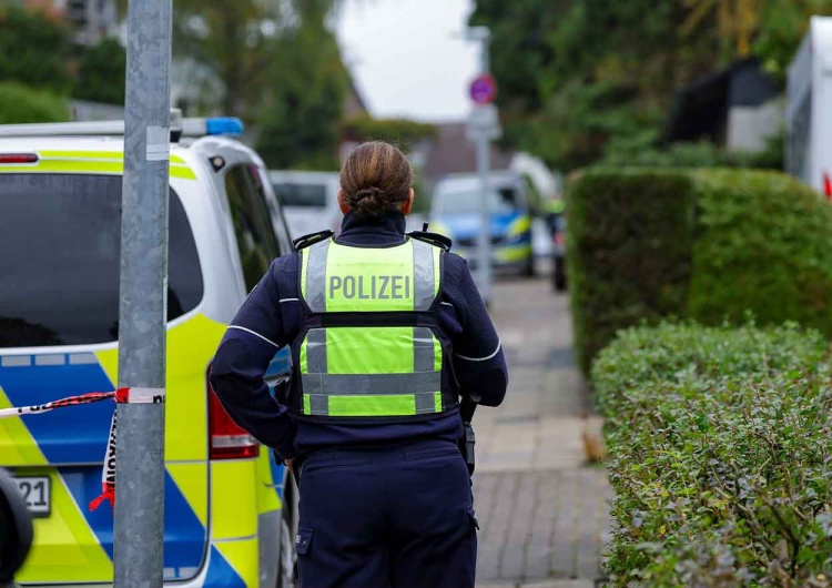 Policja w miejscu, gdzie doszło do ataku nożem na nowo wybraną burmistrz Herdecke Iris Stalzer Atak nożownika w Niemczech. Burmistrz walczy o życie