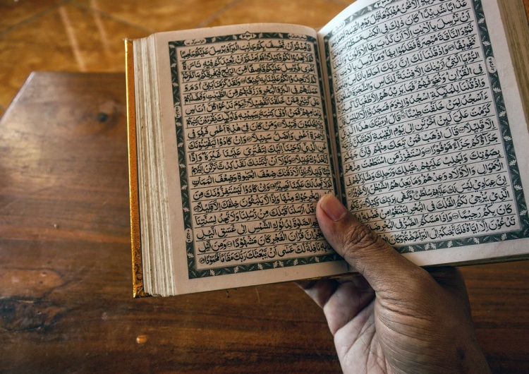 Koran, zdjęcie poglądowe Dwaj hiszpańscy księża i świecki katolik oskarżeni o obrazę radykalnego islamu