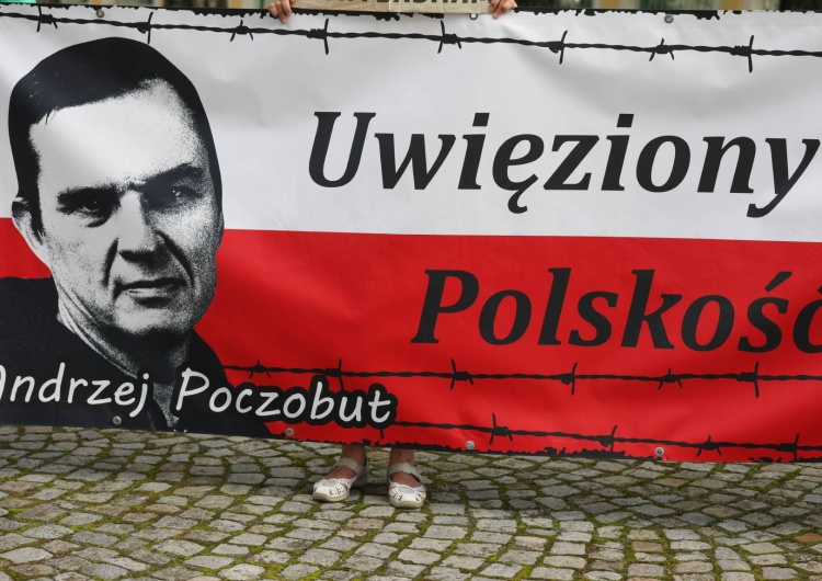 Plakat z Andrzejem Poczobutem Białoruś: Andrzej Poczobut wtrącony do izolatki w łagrze